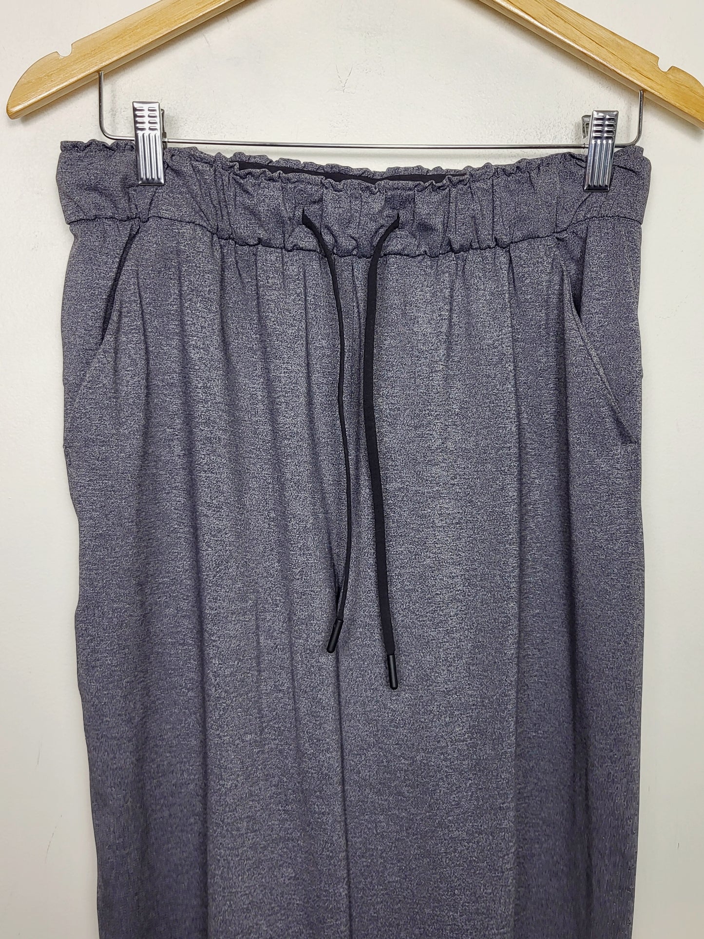 KLJ2 - Lululemon Keep Moving 7/8 Pant in Heathered Grey. Size 8