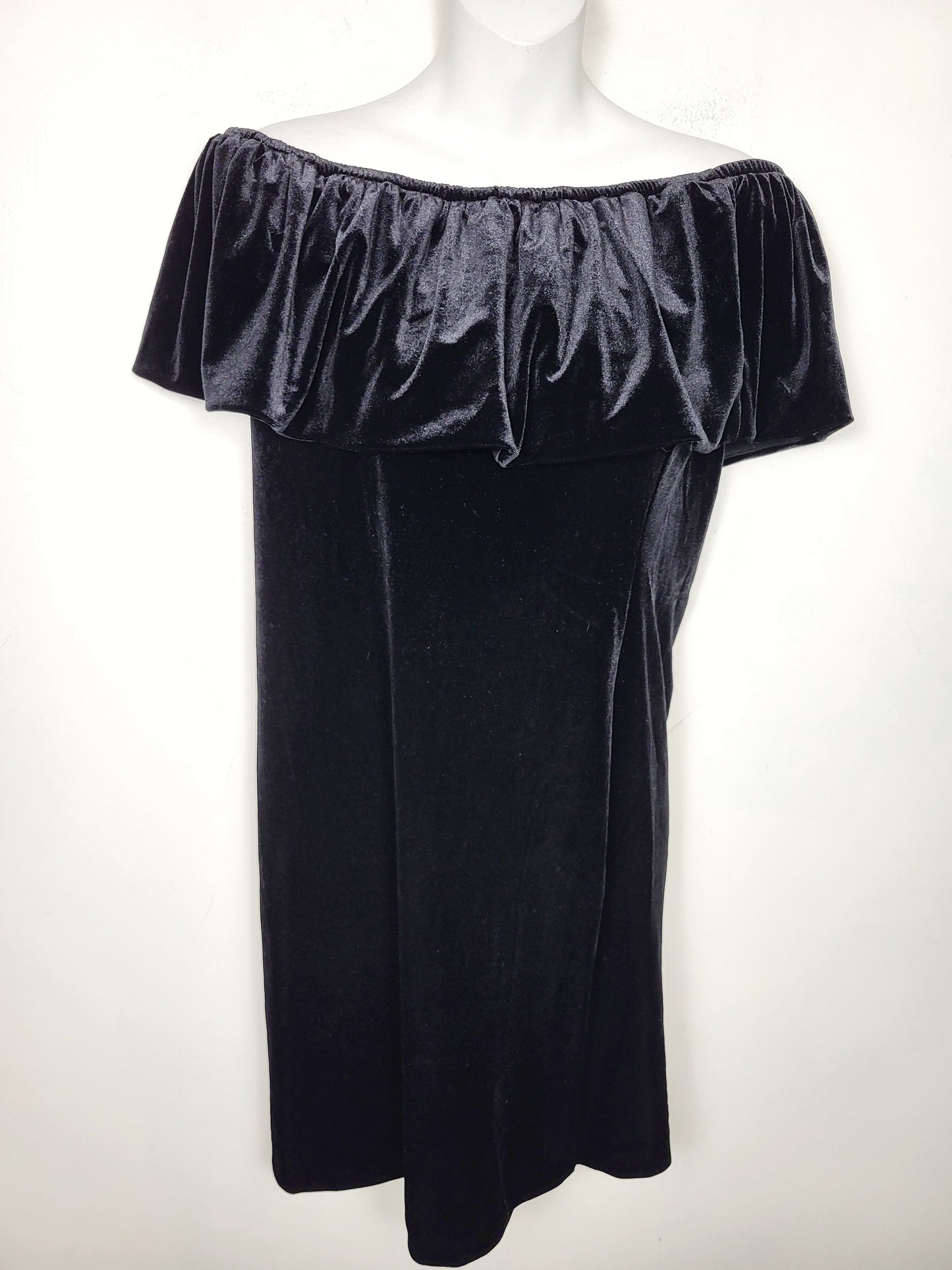 JLMB1 - NEW - B.Young black velvet off the shoulder dress. Size medium