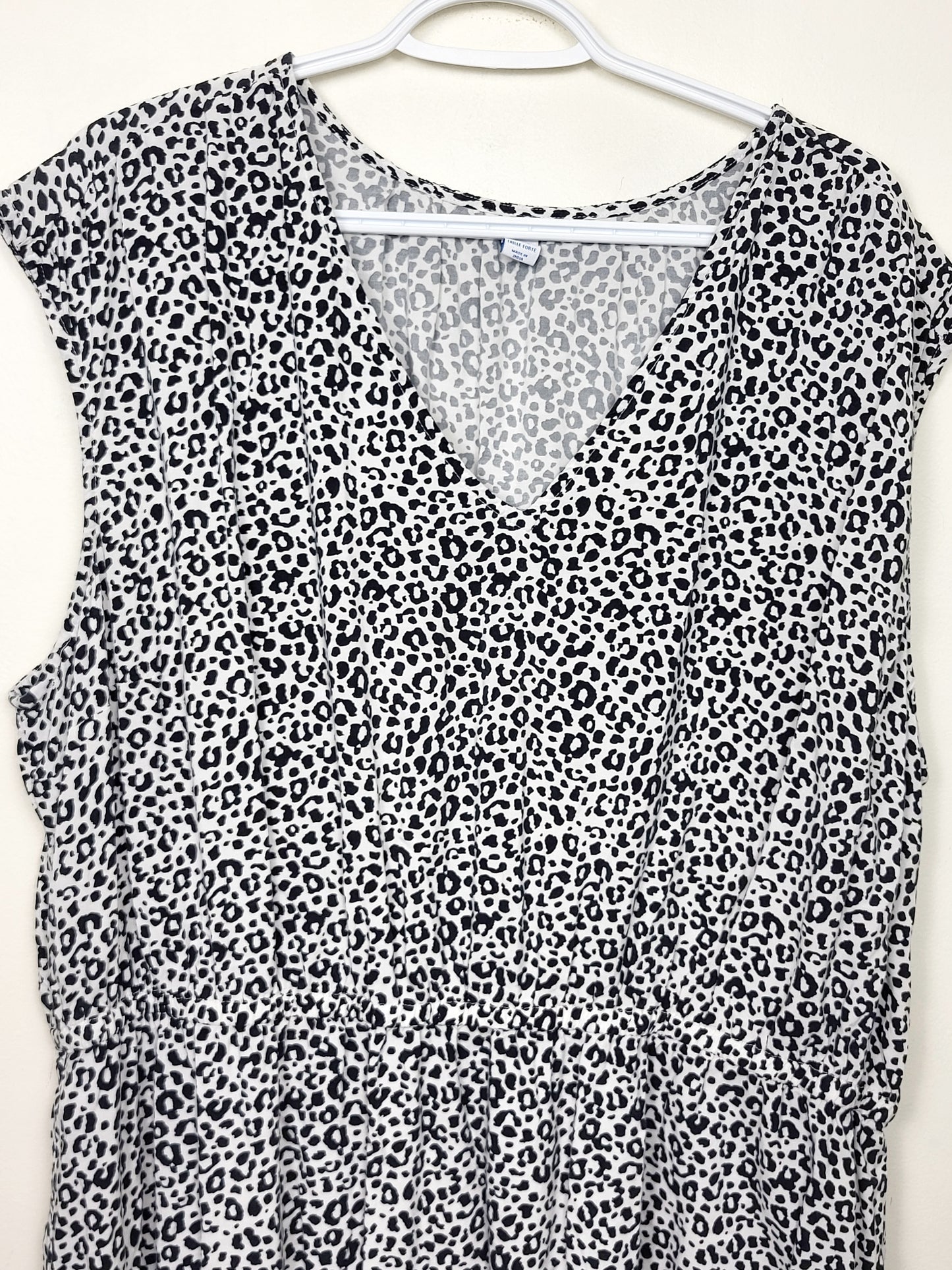 SPMP1 - Old Navy black and white leopard print dress. Size 3X