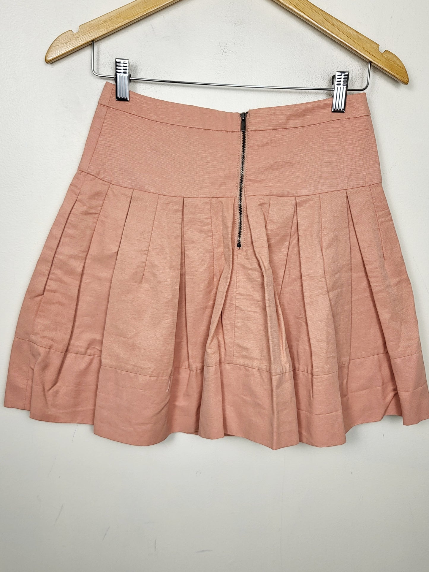 JLMB2 - BCBGMAXAZRIA peachy-pink pleated skirt. Size XS