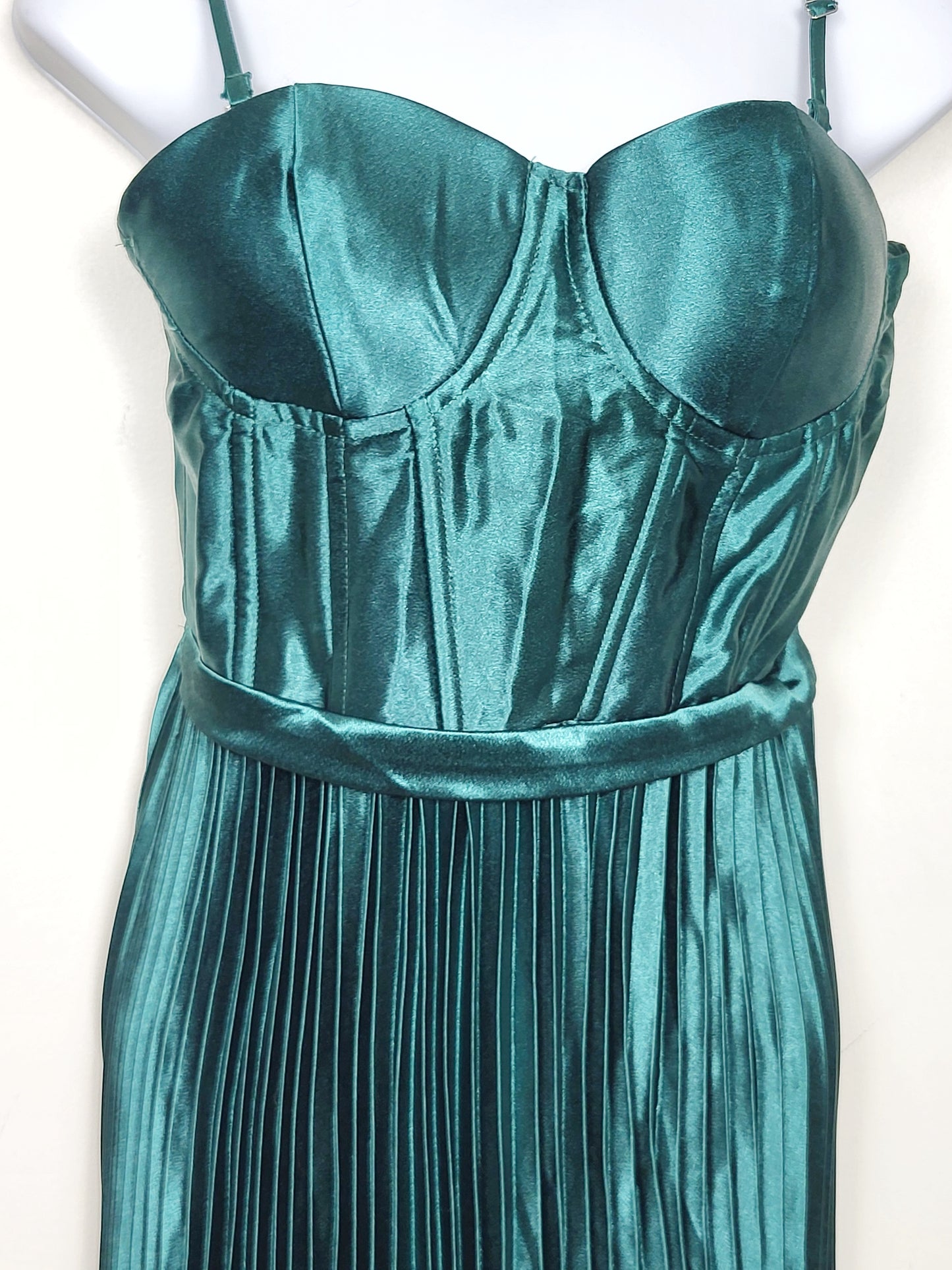 JLMB2- NEW - Eva and Lola mineral green satin pleated gown. Size Medium