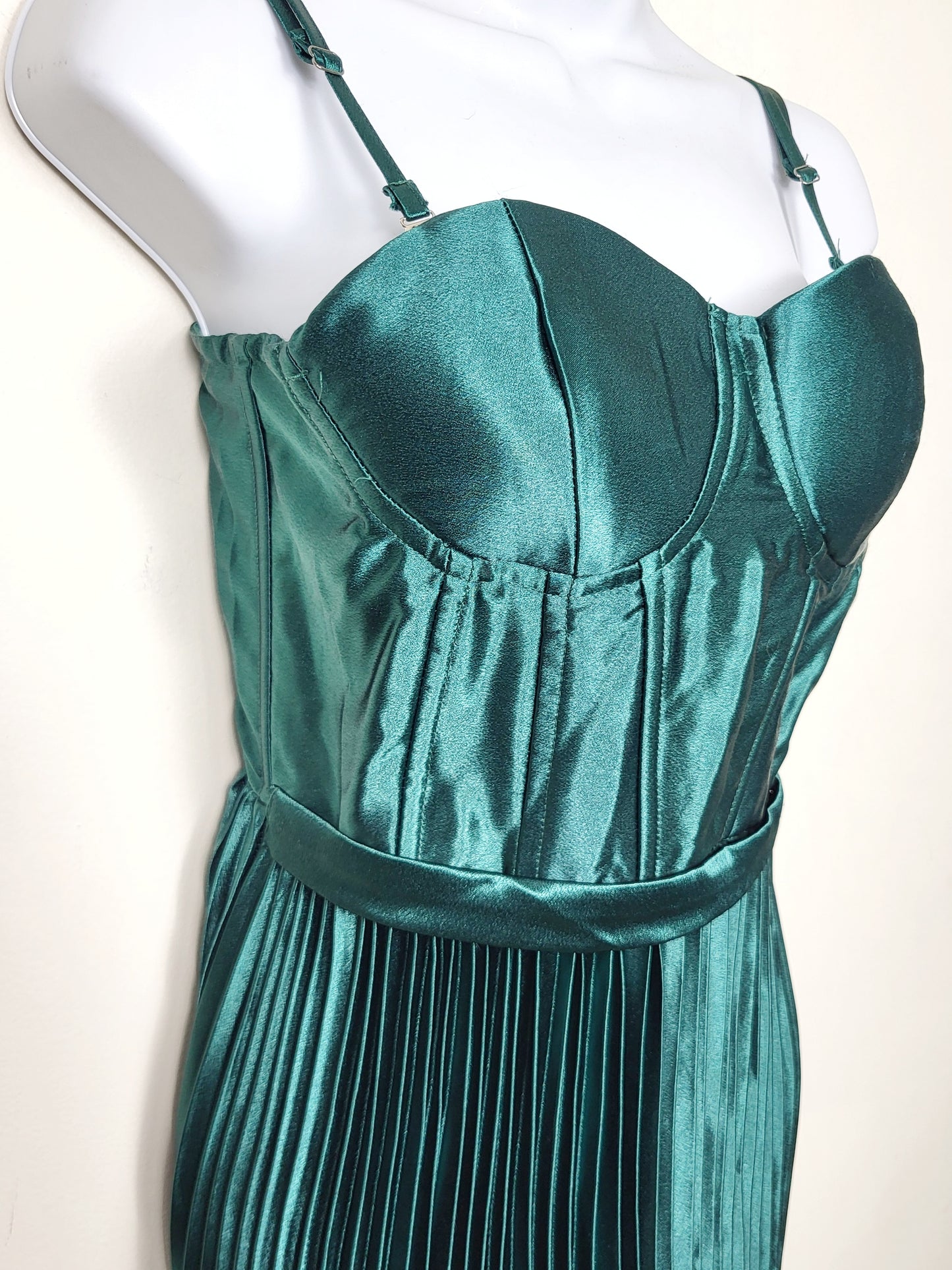 JLMB2- NEW - Eva and Lola mineral green satin pleated gown. Size Medium