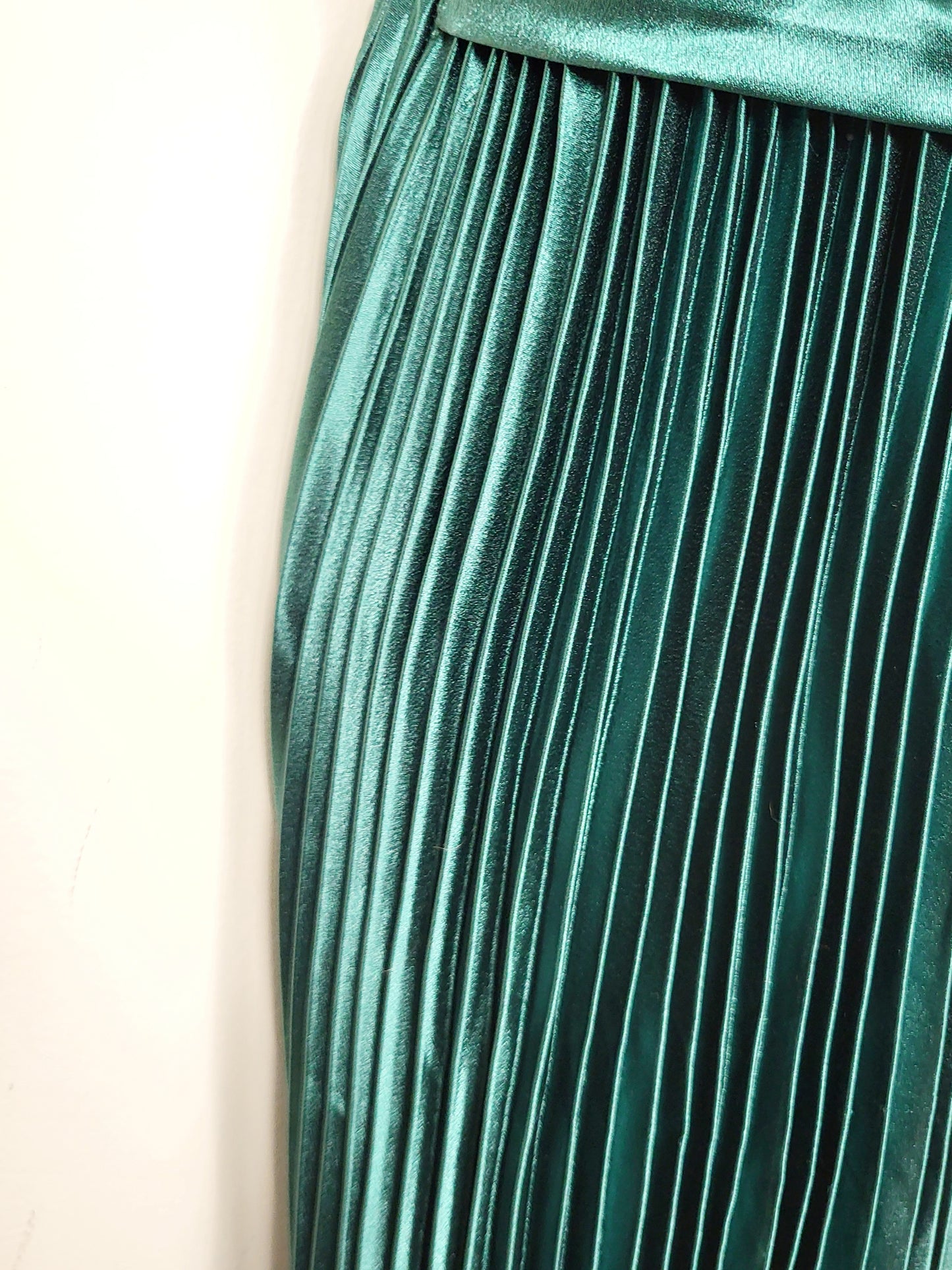 JLMB2- NEW - Eva and Lola mineral green satin pleated gown. Size Medium