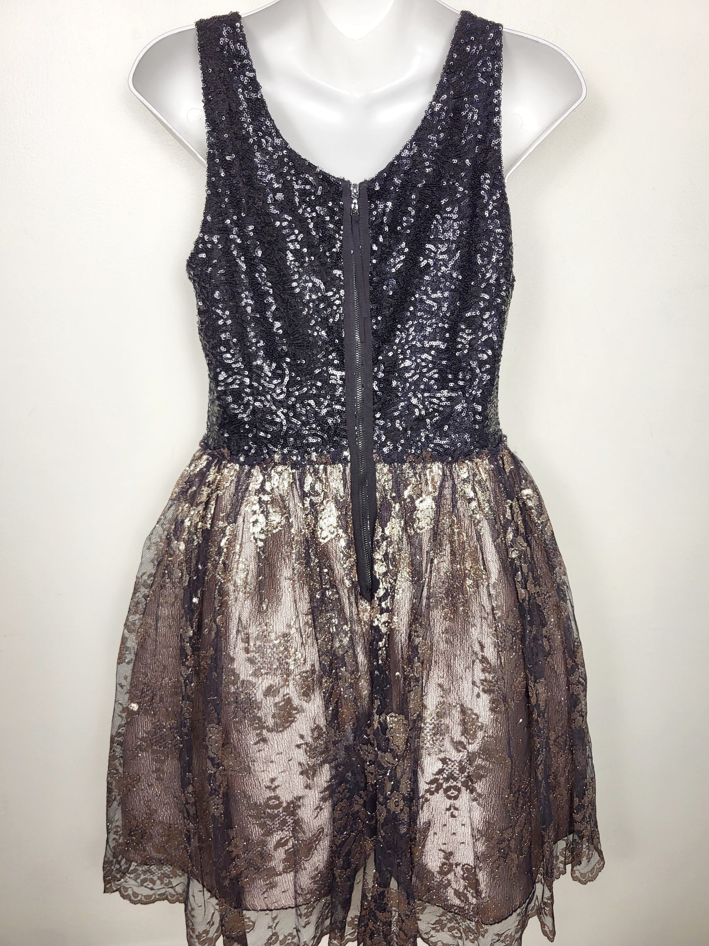 JLMB2 - Leifsdottir Anthrpologie sequin and tulle party dress. Size 8