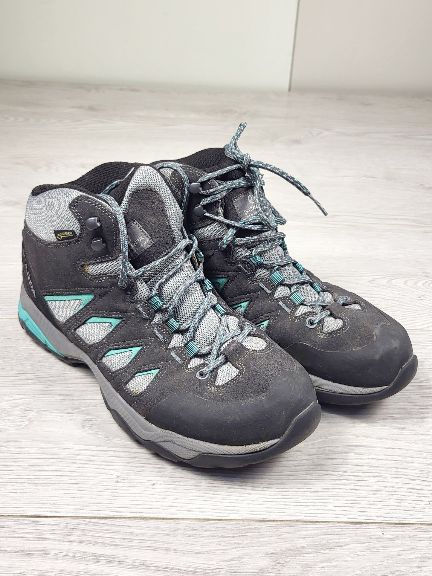 CHSP1 - Scarpa Moraine Mid GTX Hiking Shoes. Men's size 7.5 / Ladies size 8.5