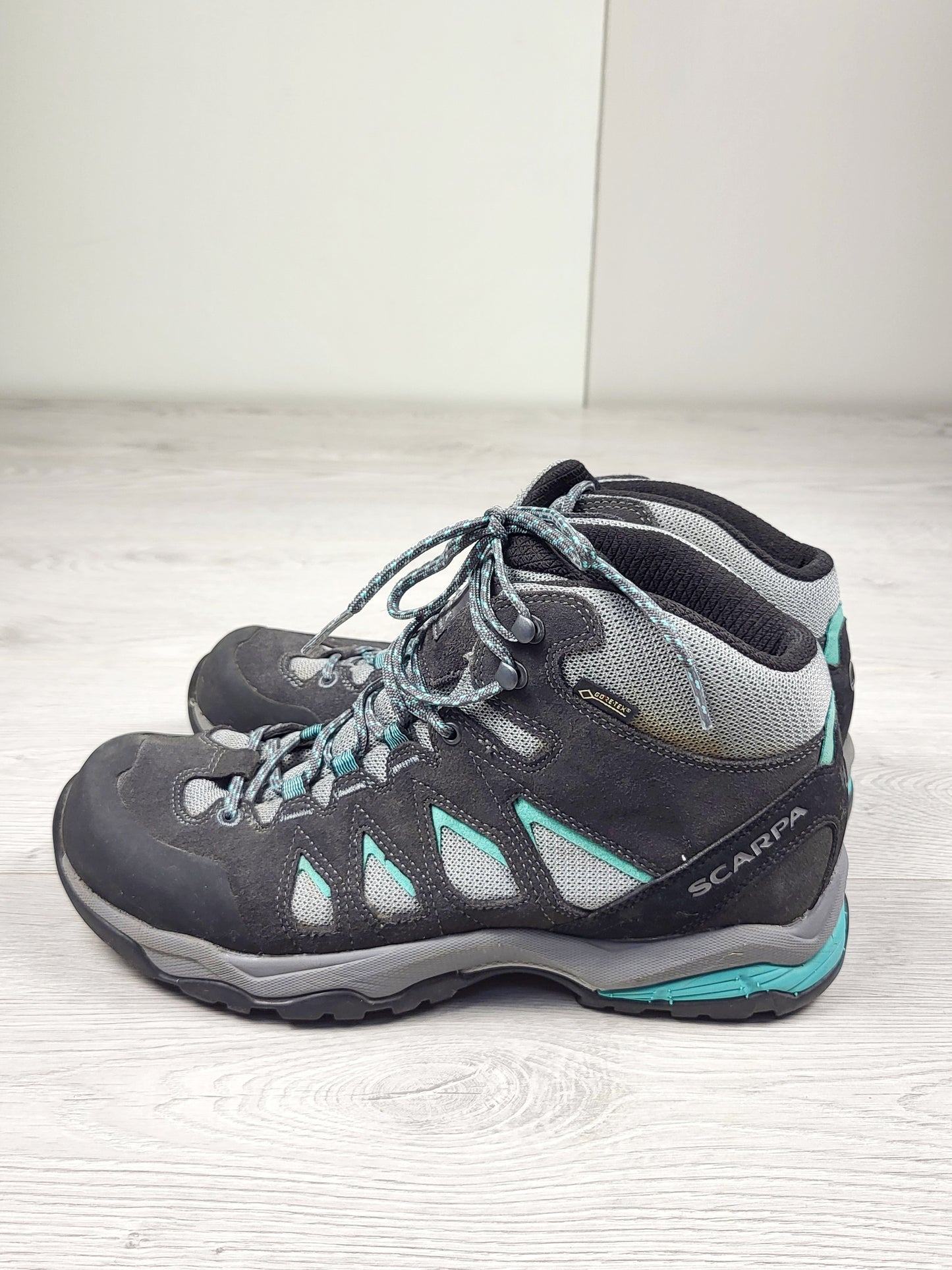 CHSP1 - Scarpa Moraine Mid GTX Hiking Shoes. Men's size 7.5 / Ladies size 8.5