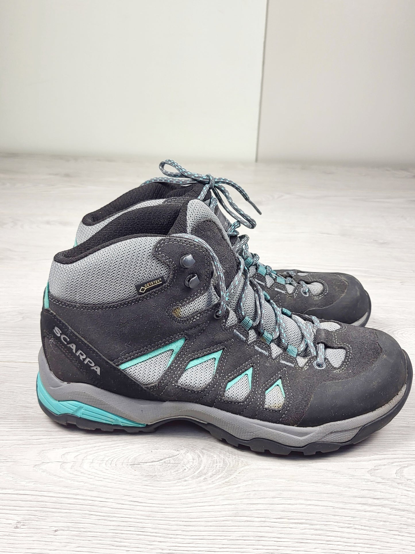 CHSP1 - Scarpa Moraine Mid GTX Hiking Shoes. Men's size 7.5 / Ladies size 8.5