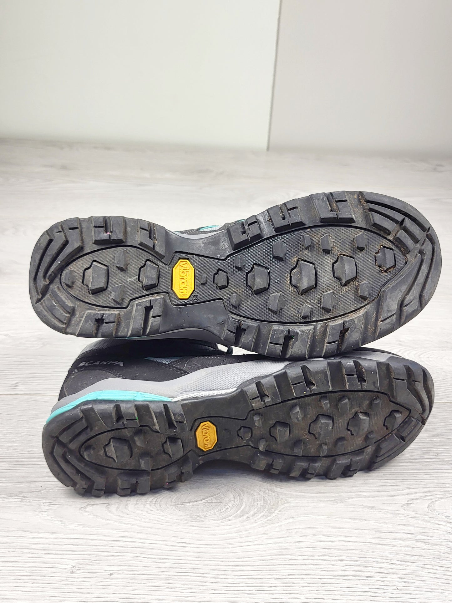 CHSP1 - Scarpa Moraine Mid GTX Hiking Shoes. Men's size 7.5 / Ladies size 8.5