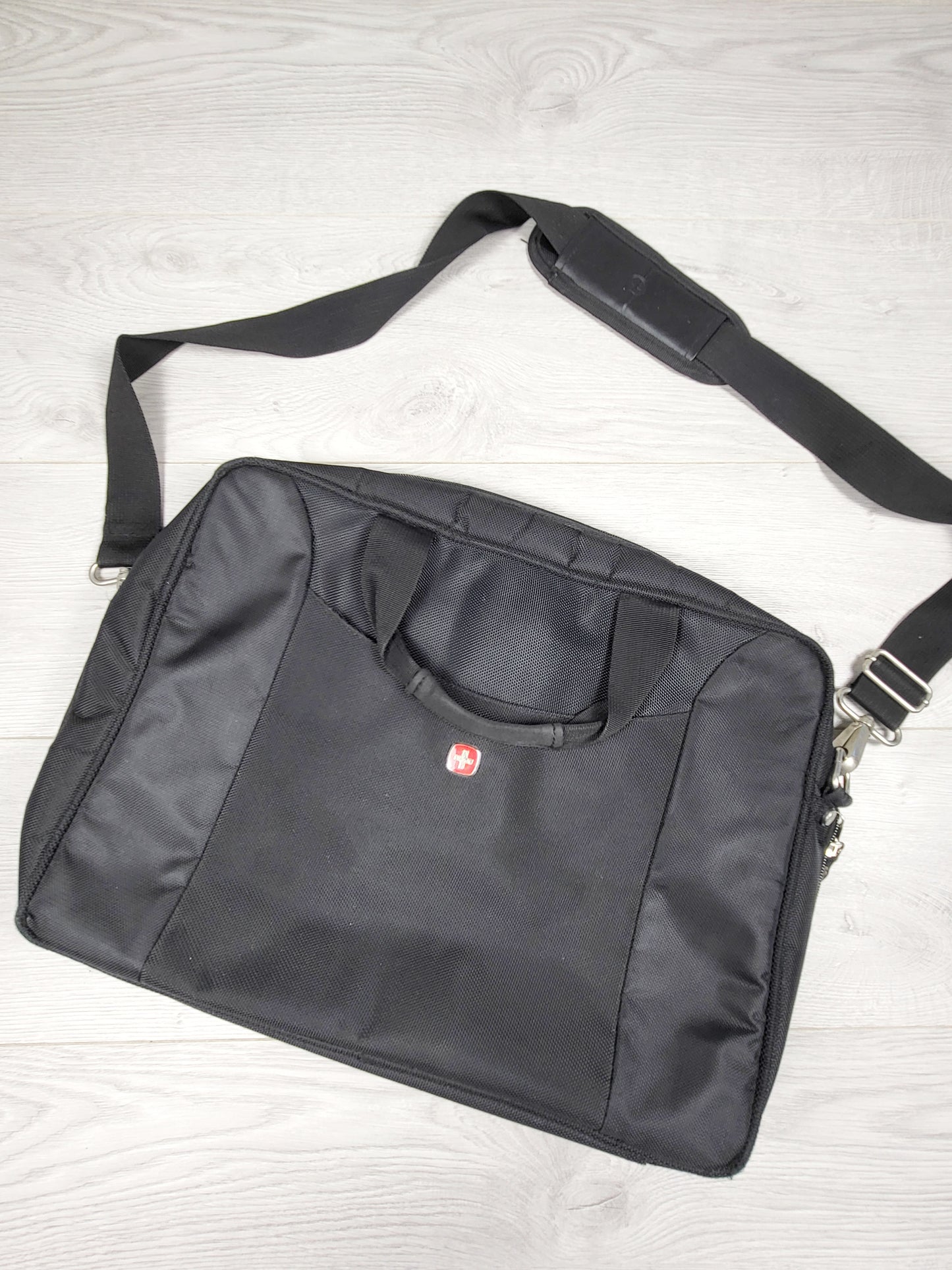 CHSP2 - Swiss Gear black 18 inch laptop carry case