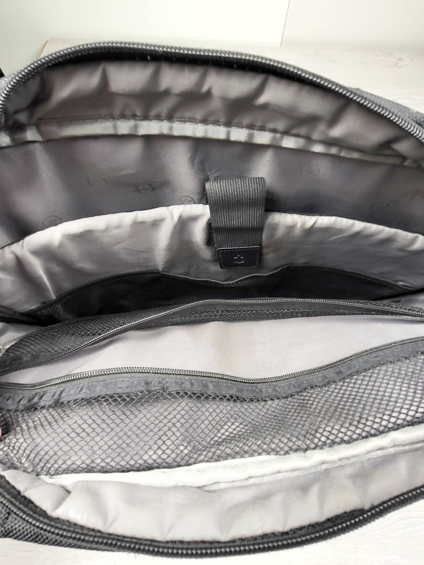 CHSP2 - Swiss Gear black 18 inch laptop carry case