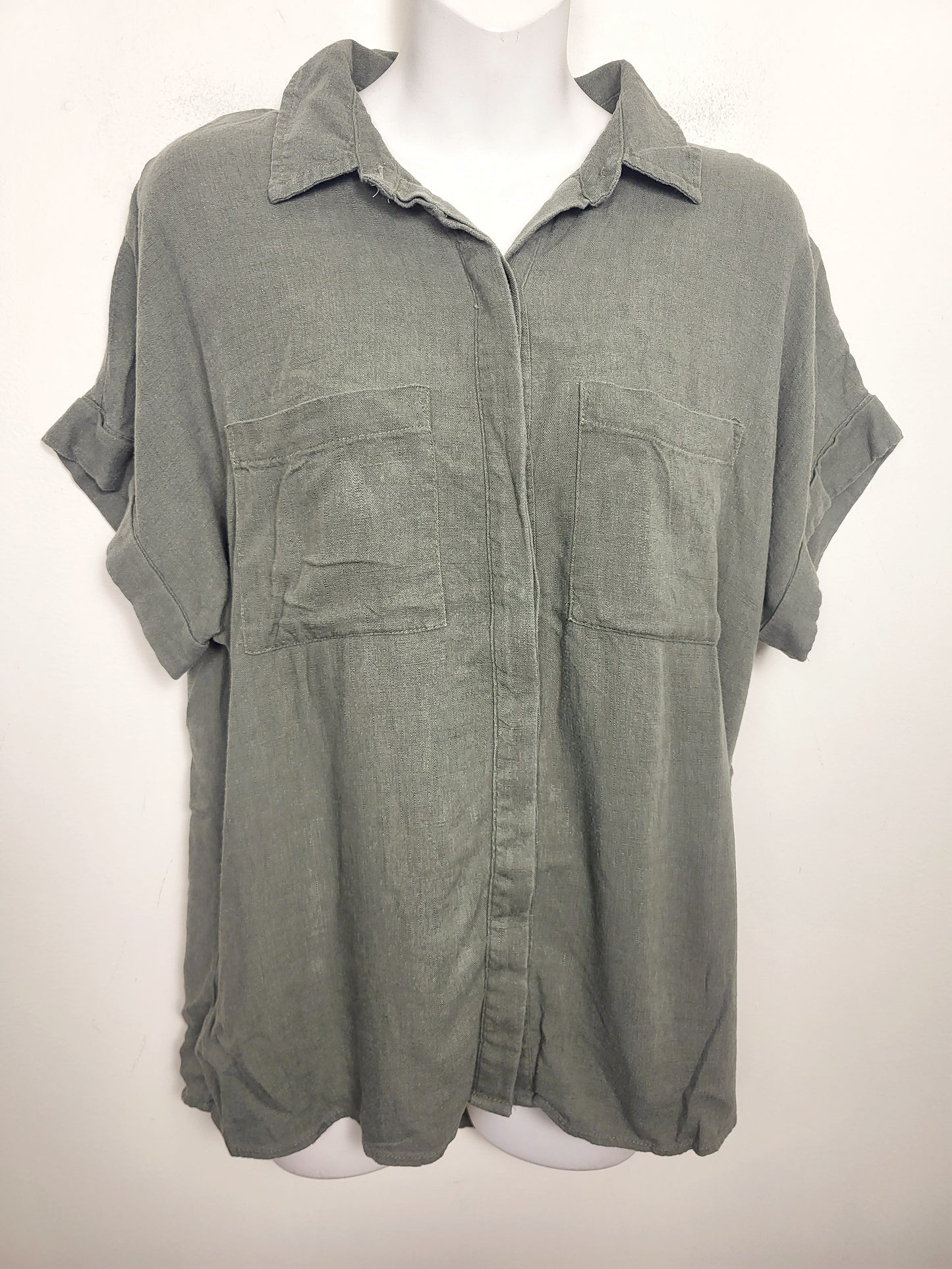 Kismet army green rayon / linen blend button down shirt. Size medium