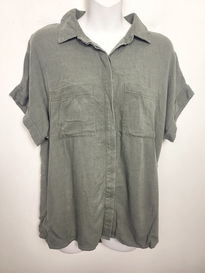 Kismet army green rayon / linen blend button down shirt. Size medium