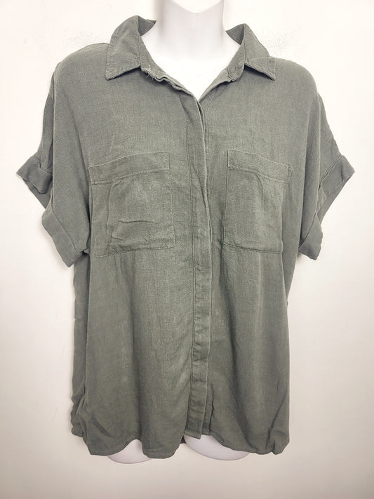 Kismet army green rayon / linen blend button down shirt. Size medium
