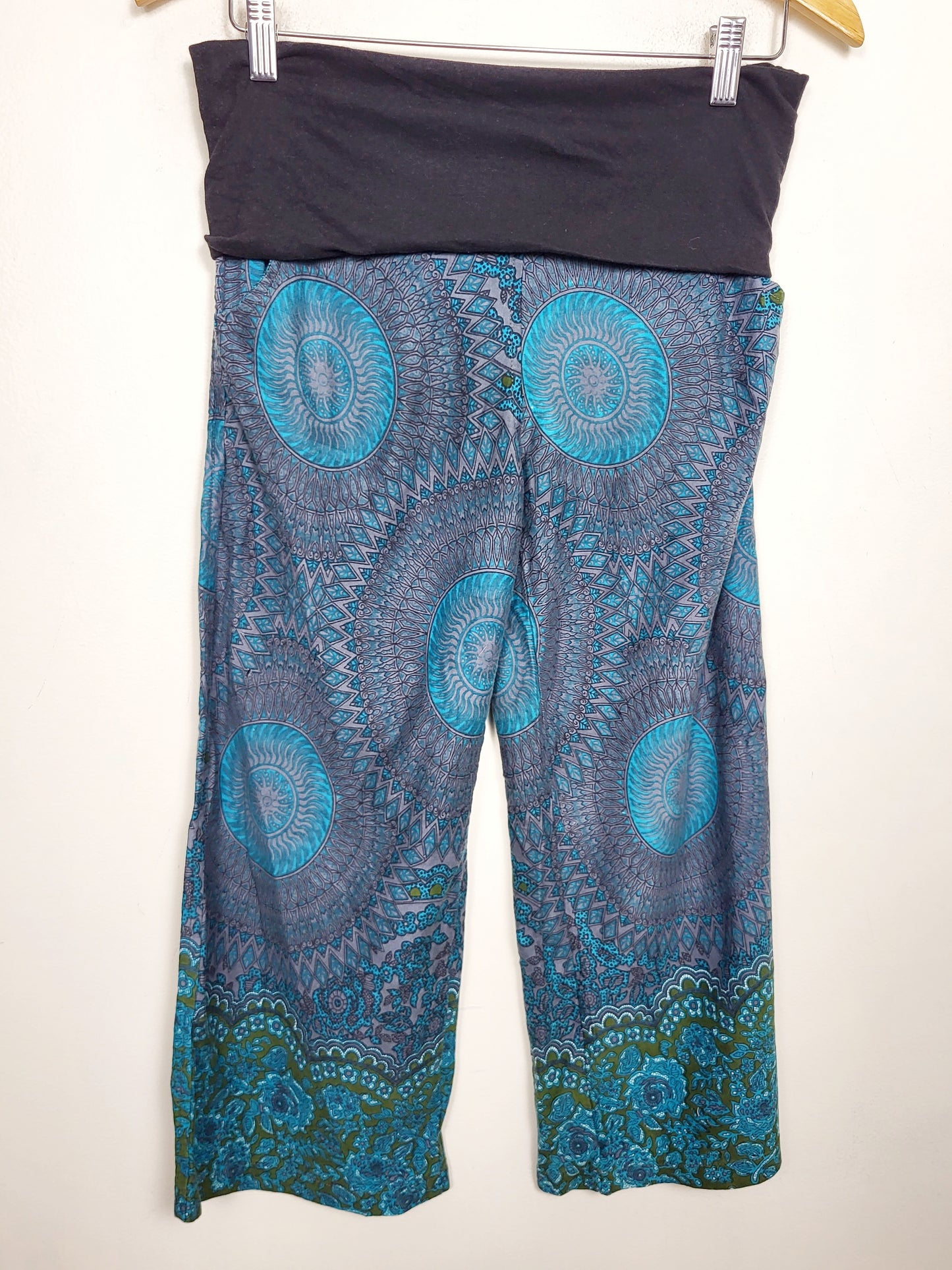 Leopards and Roses cropped wide leg pants with foldover waist. Size small