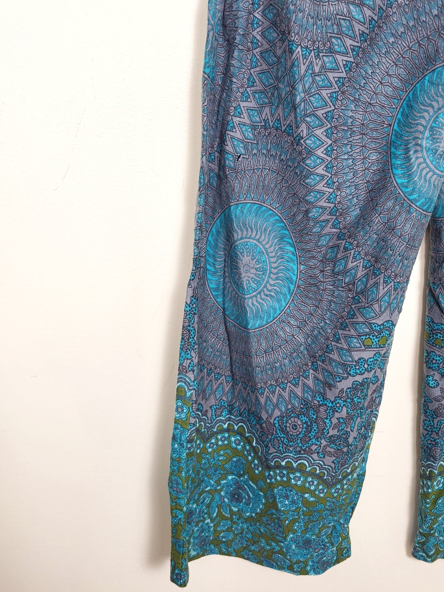 Leopards and Roses cropped wide leg pants with foldover waist. Size small