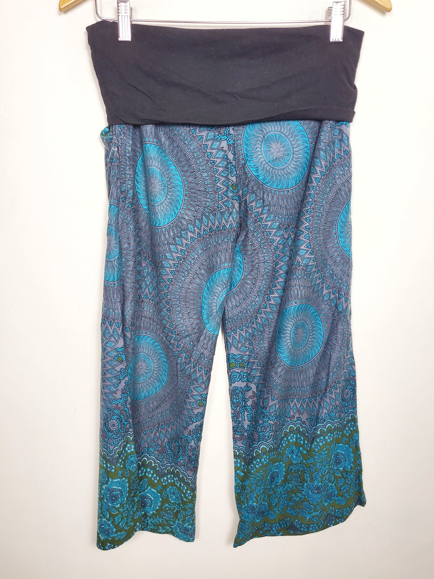 Leopards and Roses cropped wide leg pants with foldover waist. Size small