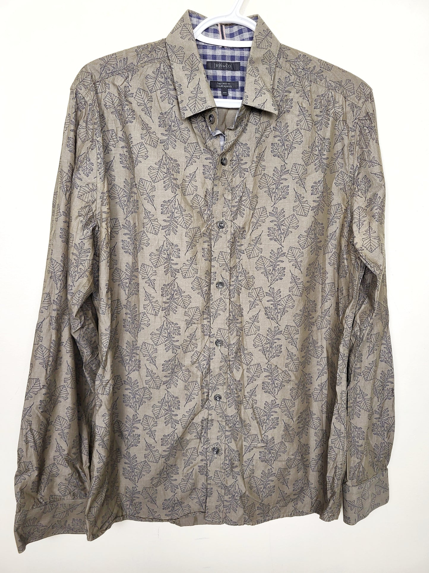 RW and Co. green leaf printed tailor fit button down shirt. Men's size medium