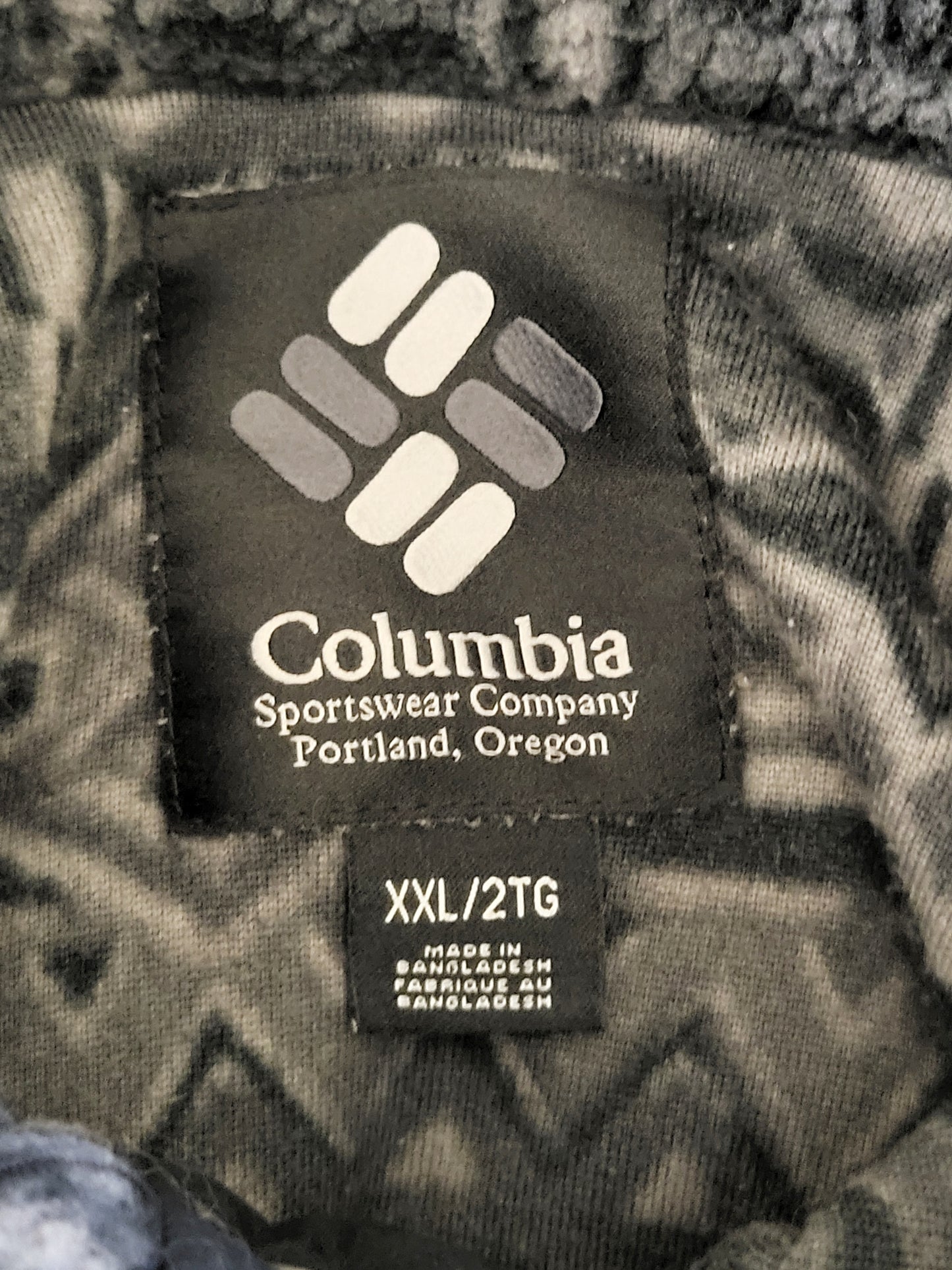 Columbia Helvetia II grey and black pattern half snap fleece pullover. Unisex size XXL