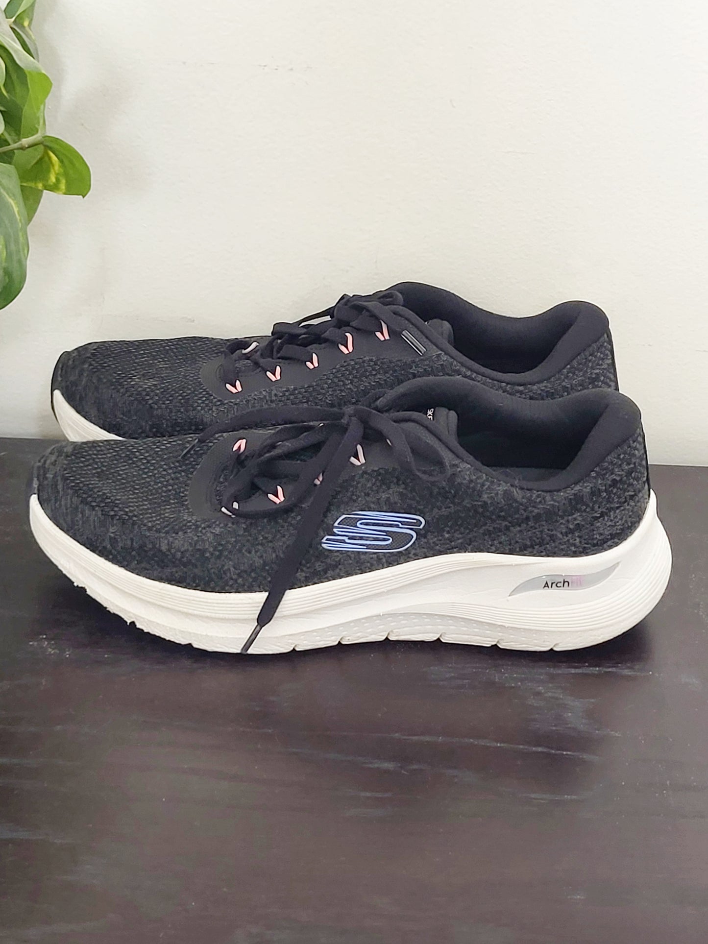 Skechers Women's Rich Vision Arch Fit 2.0 Knit Sneakers. Size 9