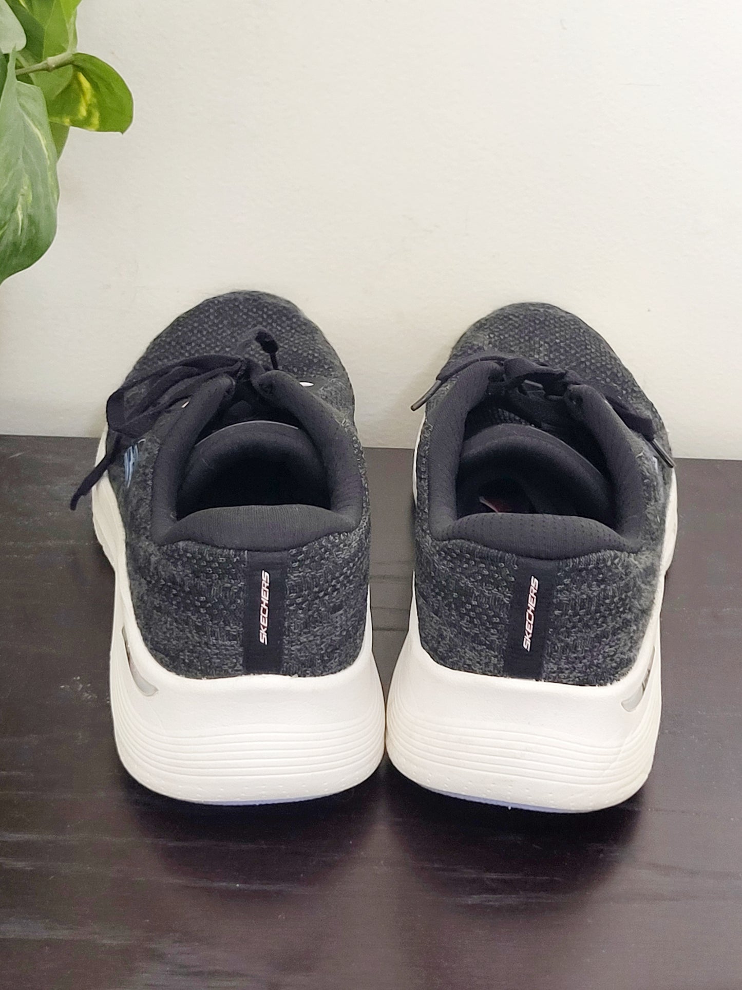 Skechers Women's Rich Vision Arch Fit 2.0 Knit Sneakers. Size 9