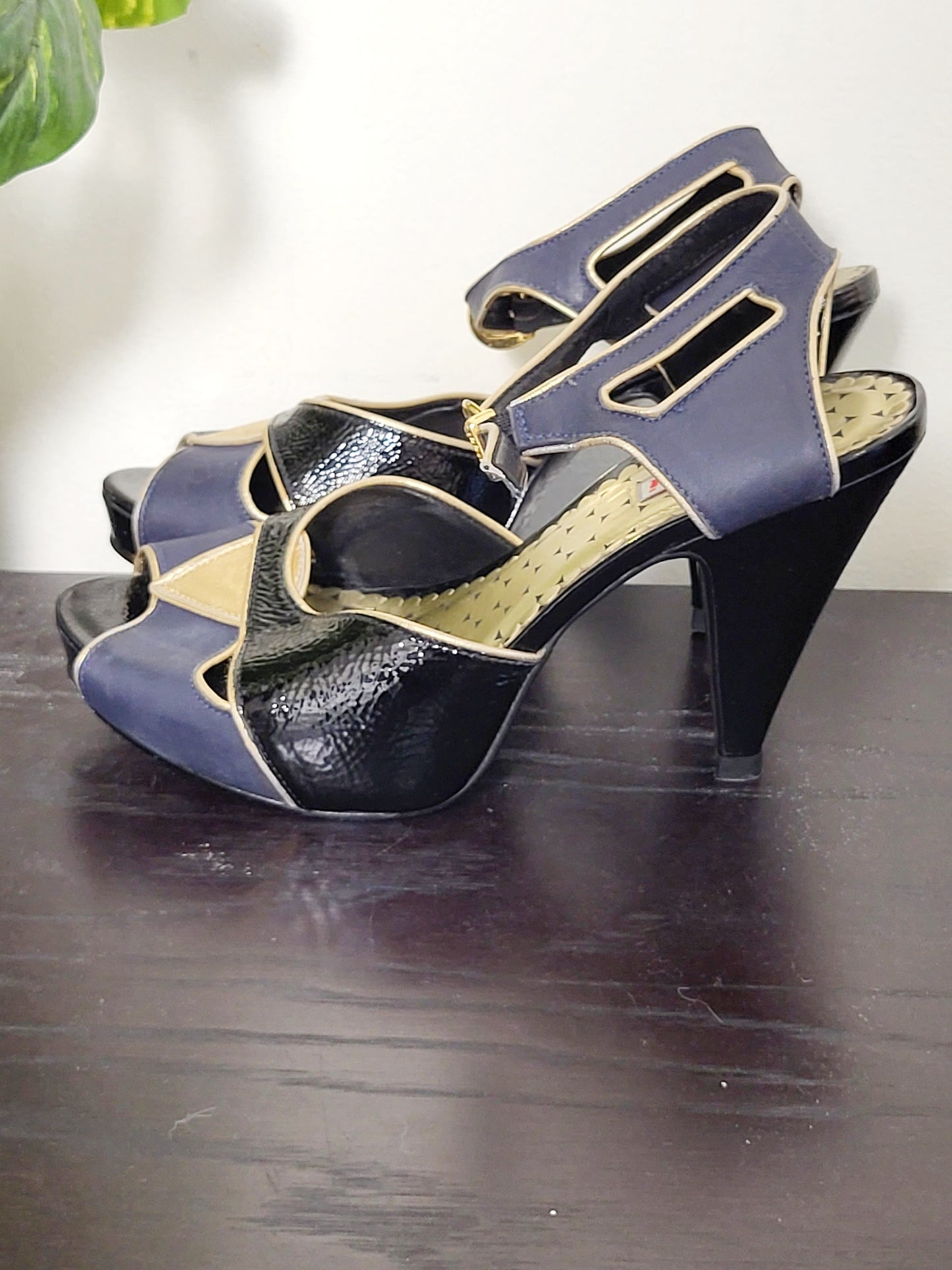 Colcci black and navy peep toe leather heels with gold trim. Size 7