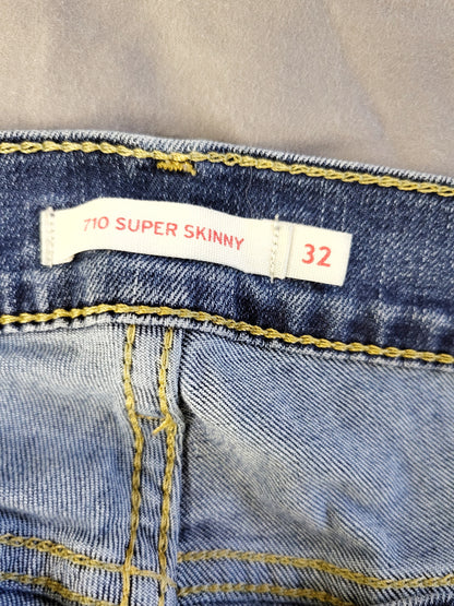 Levi's 721 super skinny ankle jeans. Size 32