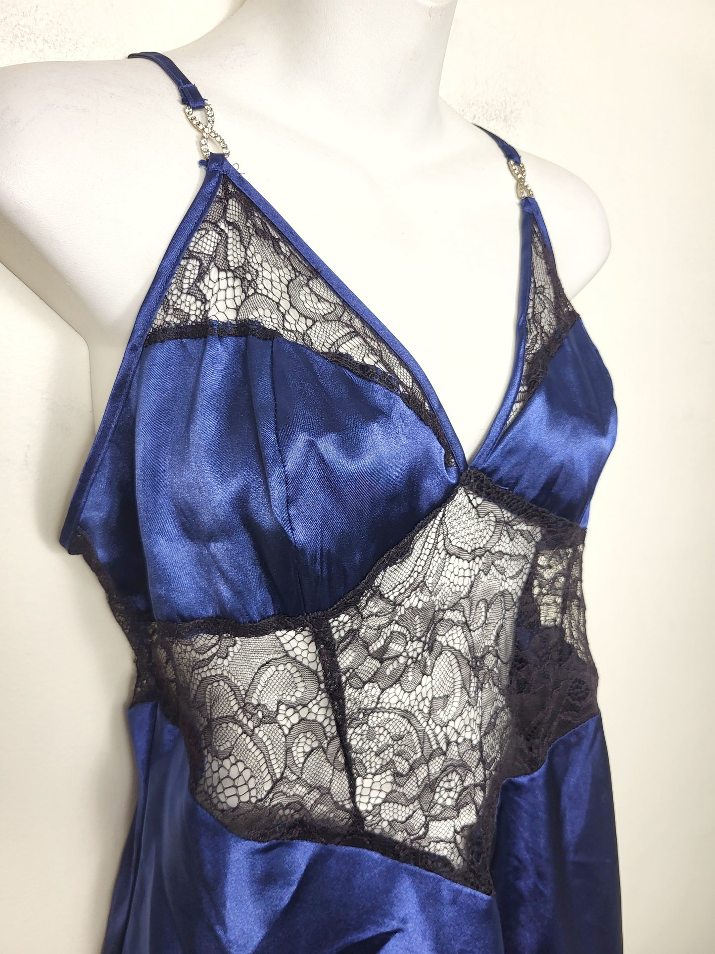 In Bloom by Jonquil "Noelle" babydoll nightgown with lace. Size medium (sizes a bit smaller)