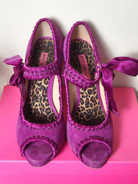 Betsey Johnson Calandria fuchsia purple suede peep-toe pumps with ribbon ankle ties. Size 9