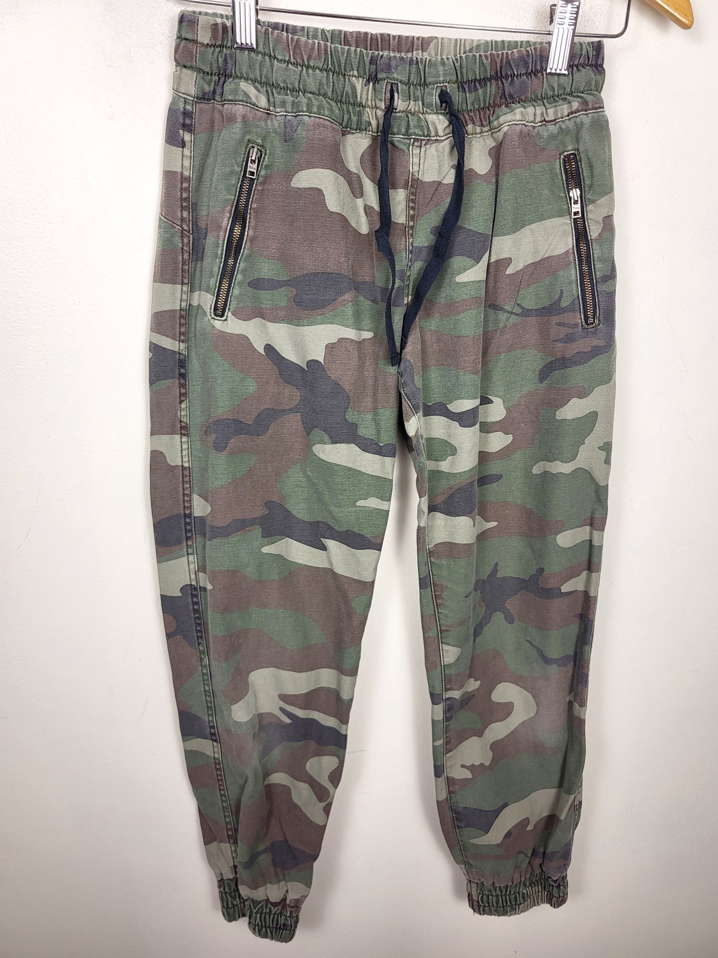 TNA Aritzia camouflage joggers. Size XS
