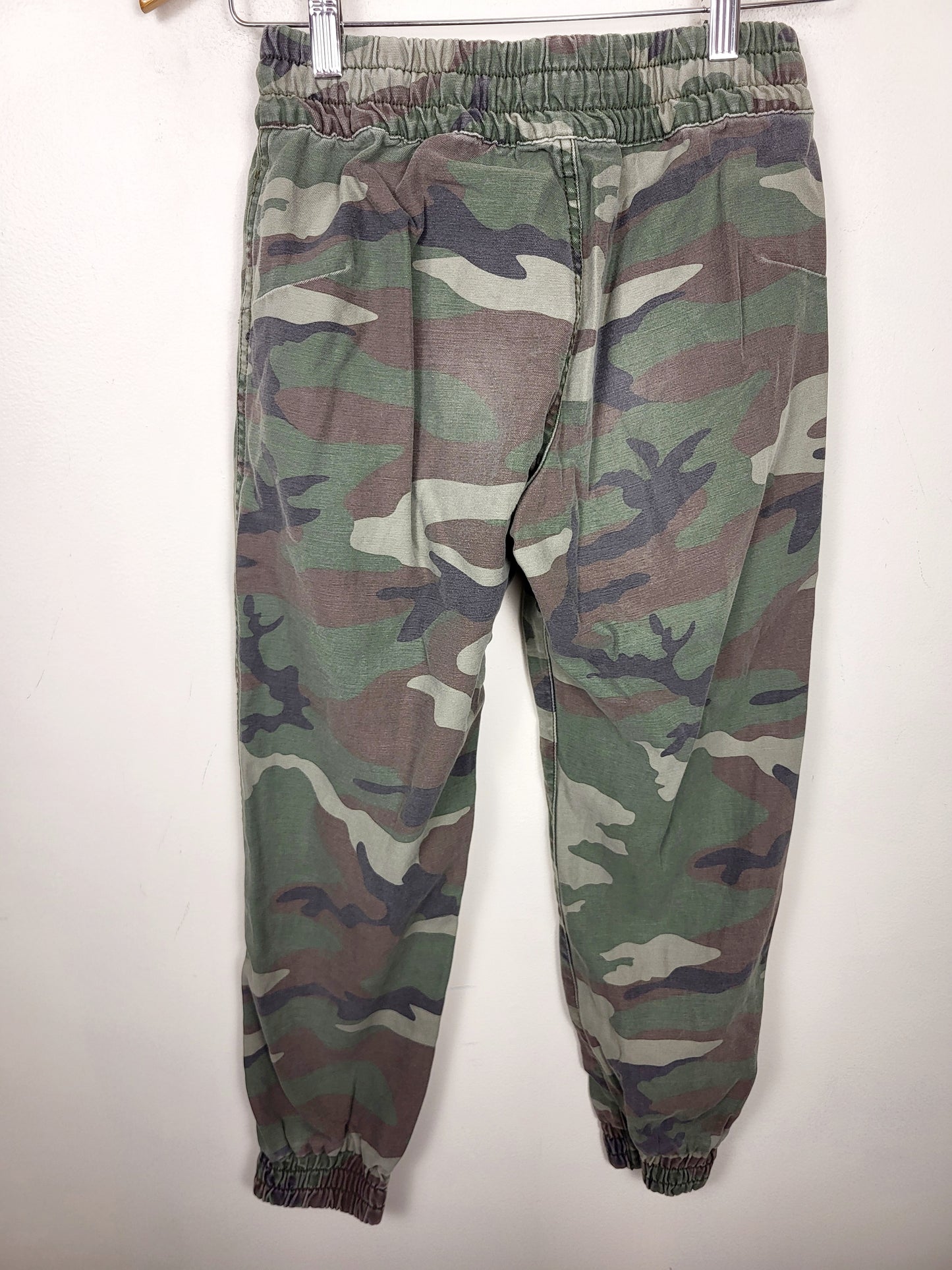 TNA Aritzia camouflage joggers. Size XS