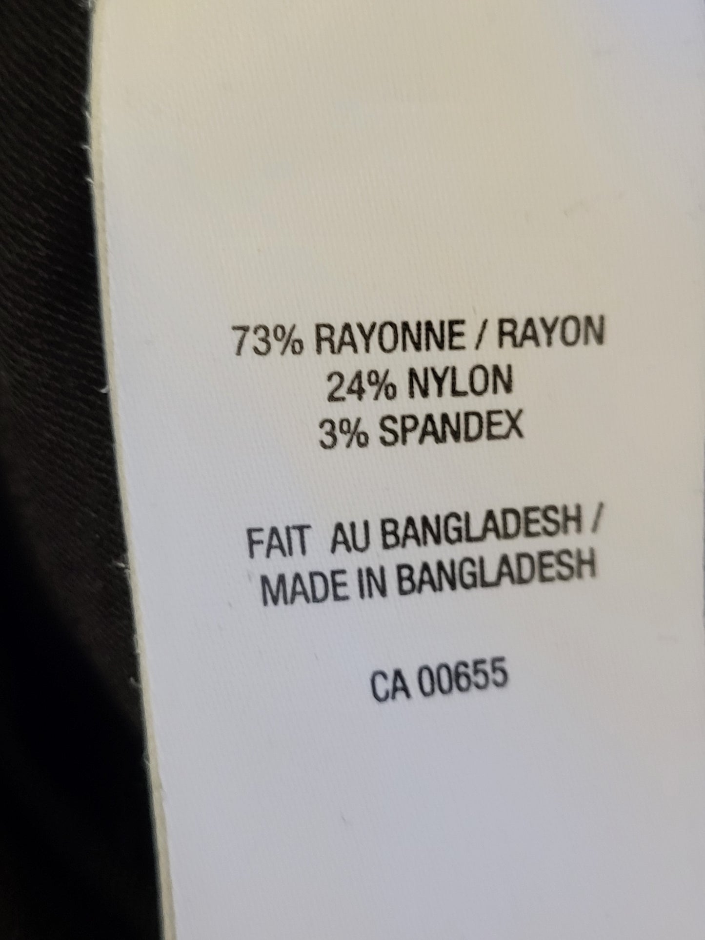 Reitmans black elastic waist pencil skirt. Size 9