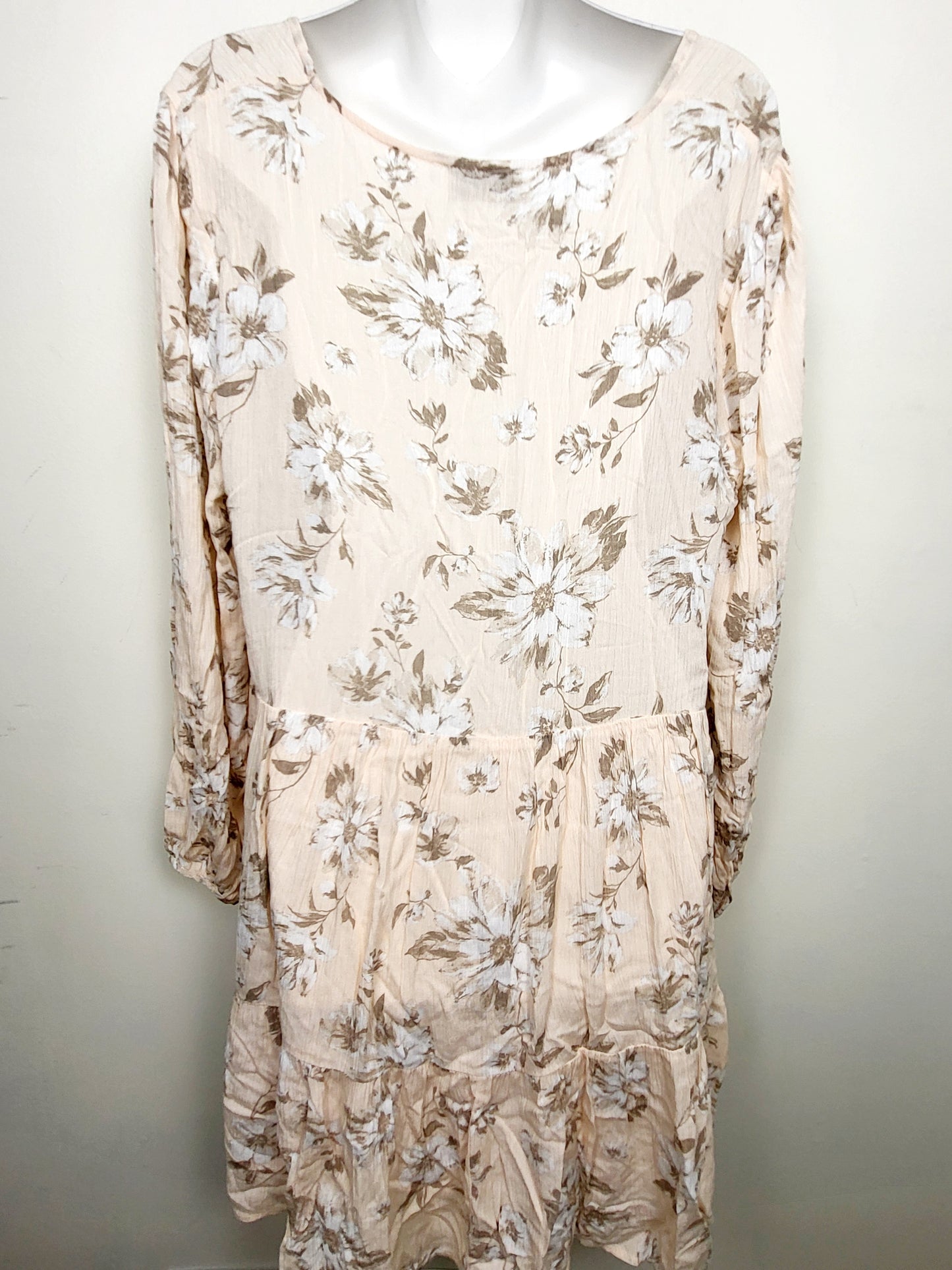 Dress Forum peachy-pink floral print flowy rayon mini dress. Size large