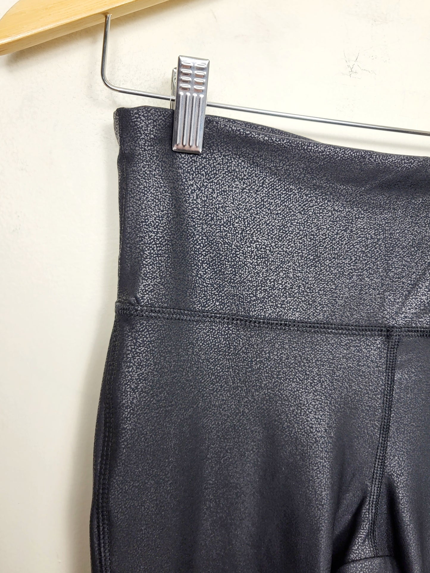 Mono b highwaist foil zig zag mesh leggings. Size small