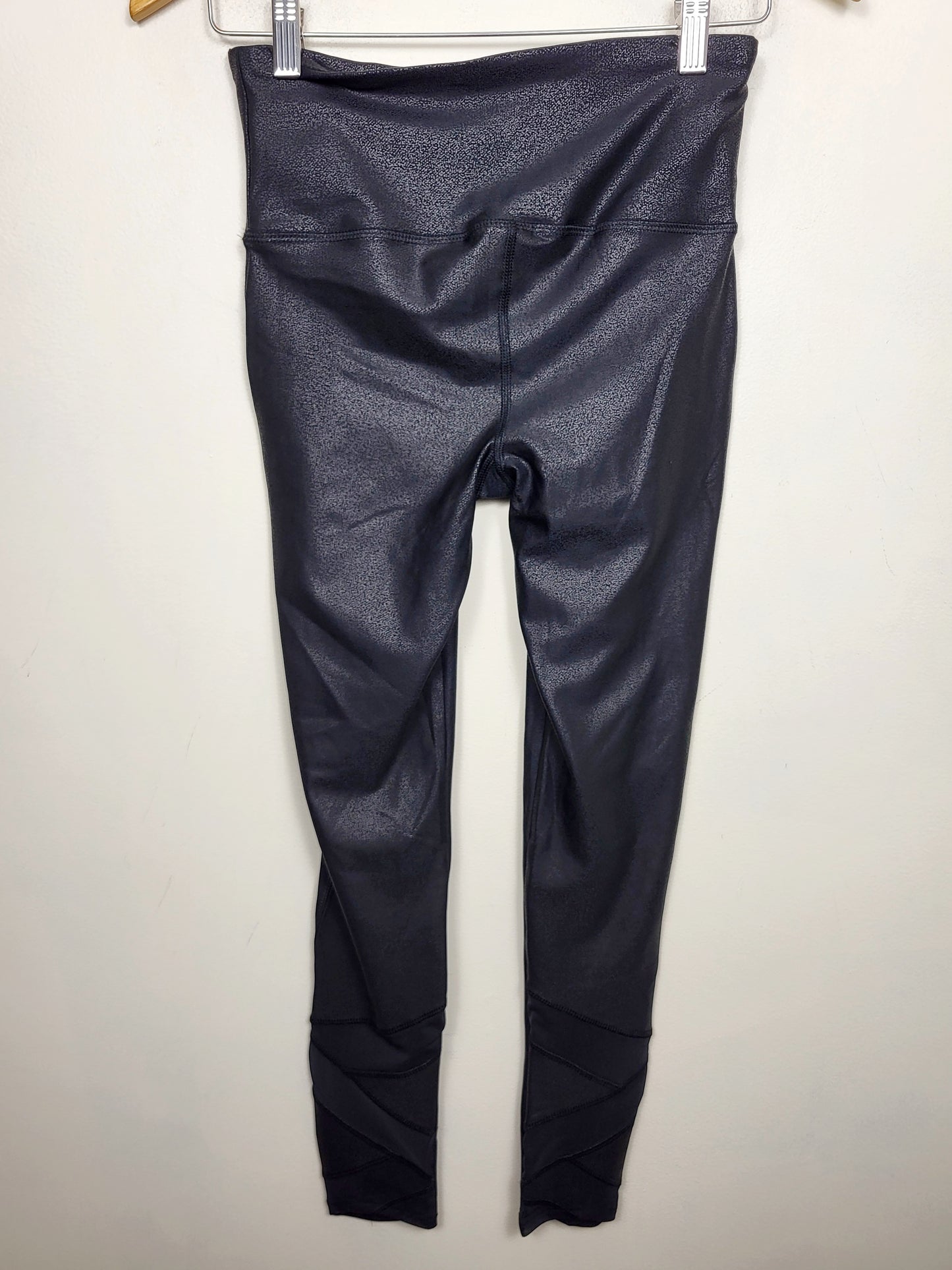 Mono b highwaist foil zig zag mesh leggings. Size small