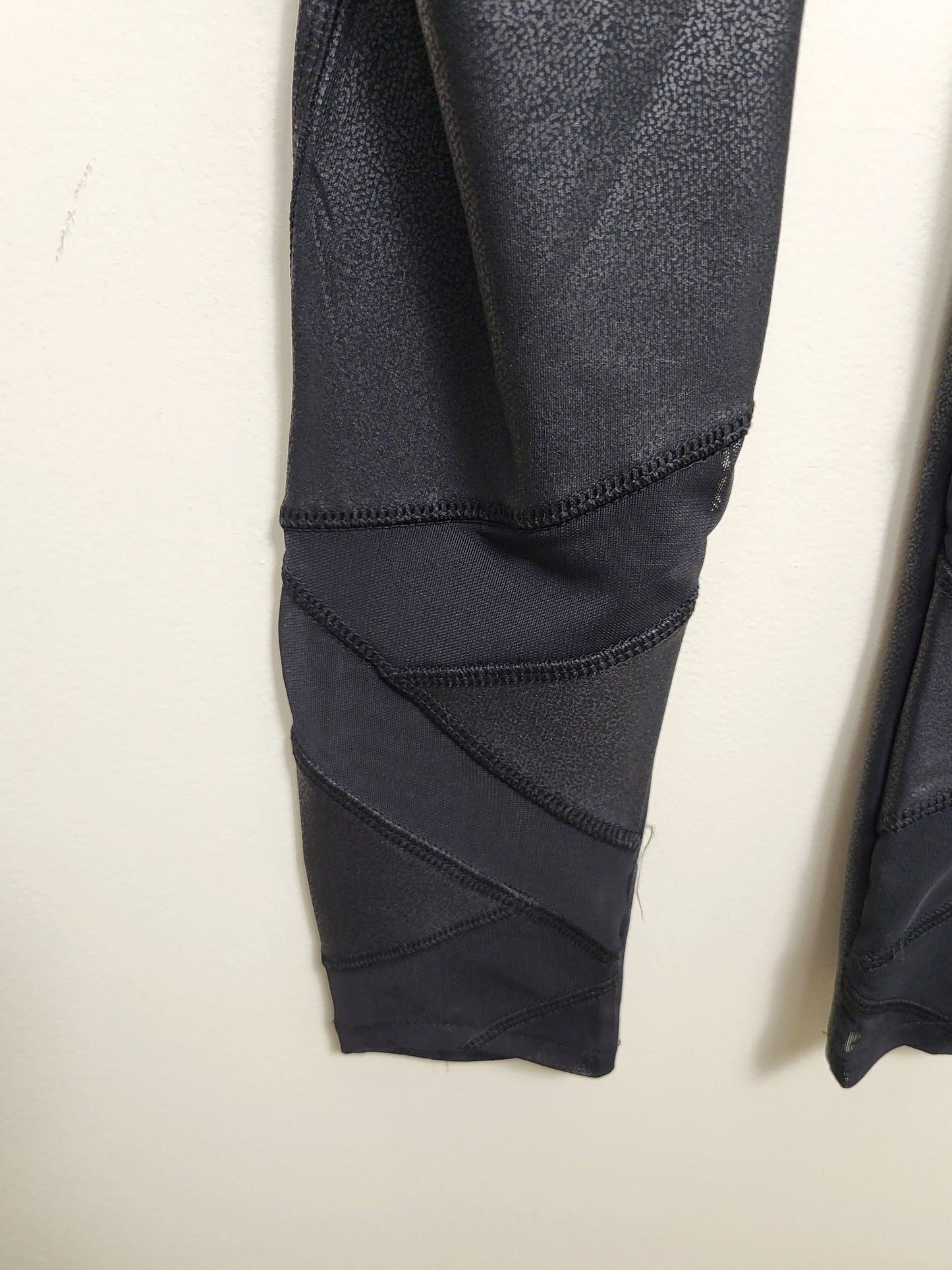 Mono b highwaist foil zig zag mesh leggings. Size small