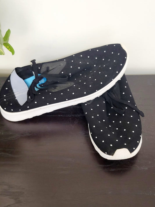 Native black polka dot "Apollo" ultralight sneakers. Size 10
