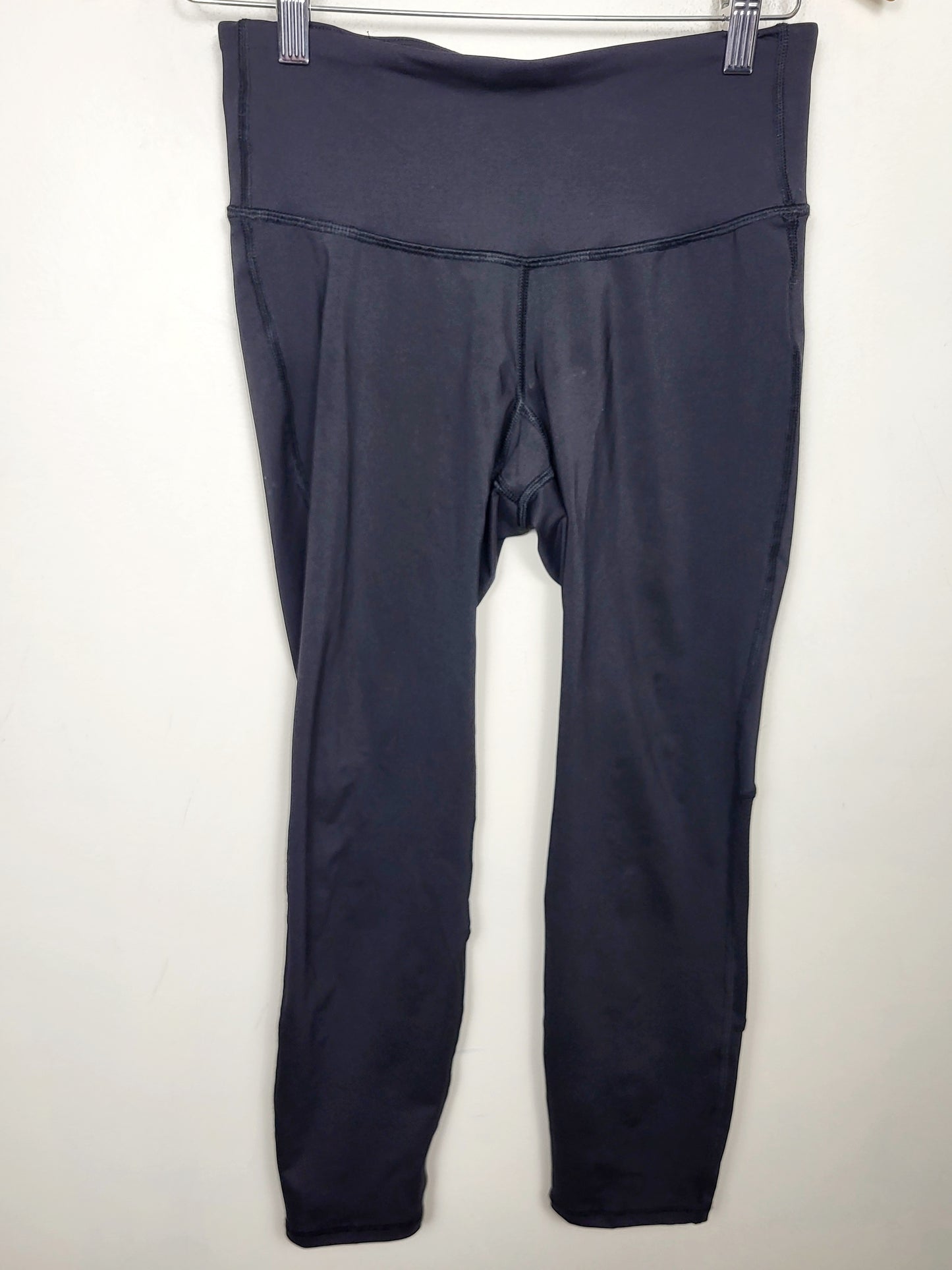 Old Navy black cropped Go-Dry leggings. Size medium