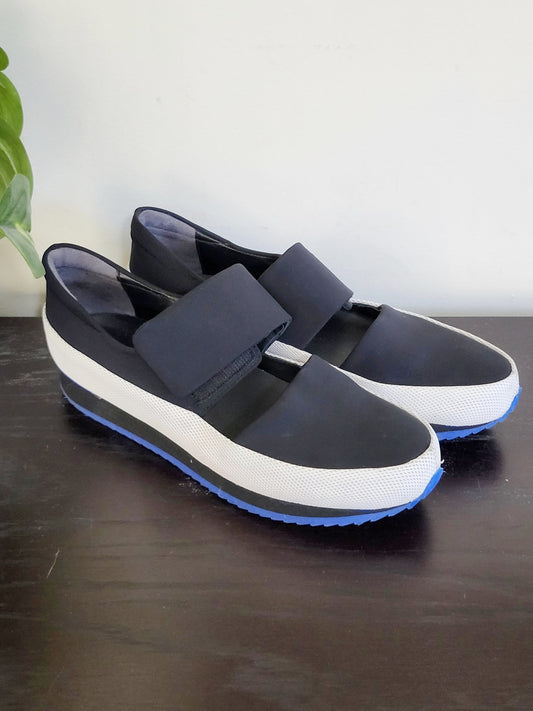 Slack London 18947 black two-tone platform sneaker. Size 40 (Size 9.5 to 10)