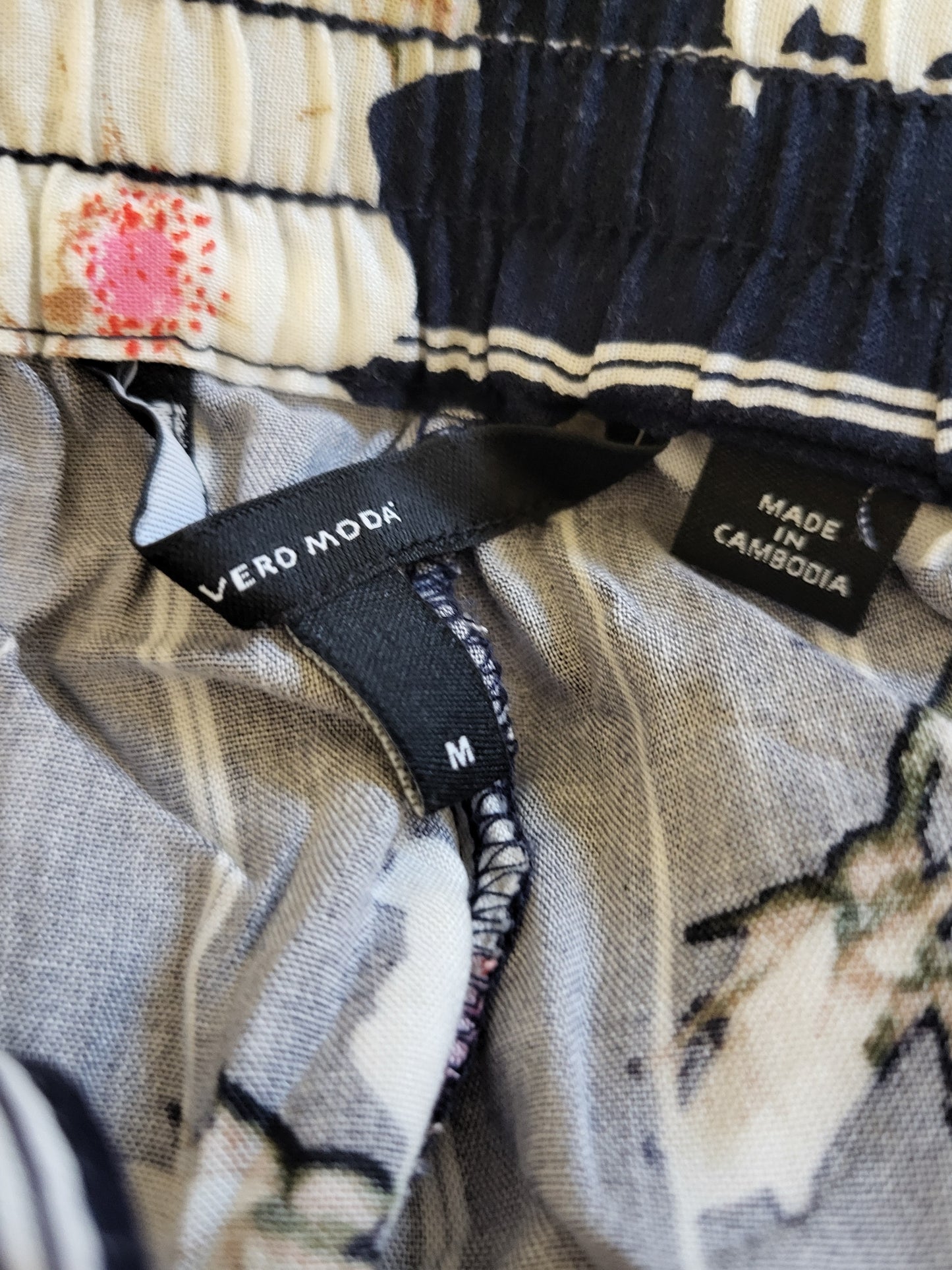 Vera Moda navy floral print shorts | Size MEDIUM