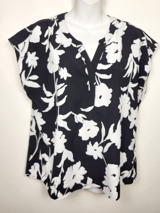 Ricki's black and white floral print top | Size LARGE
