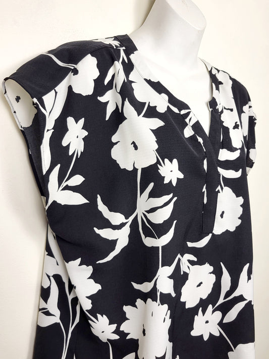 Ricki's black and white floral print top | Size LARGE