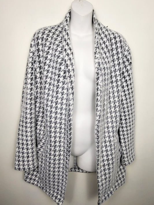 Reitmans soft and fuzzy hounsdtooth pattern jacket / blazer | Size small