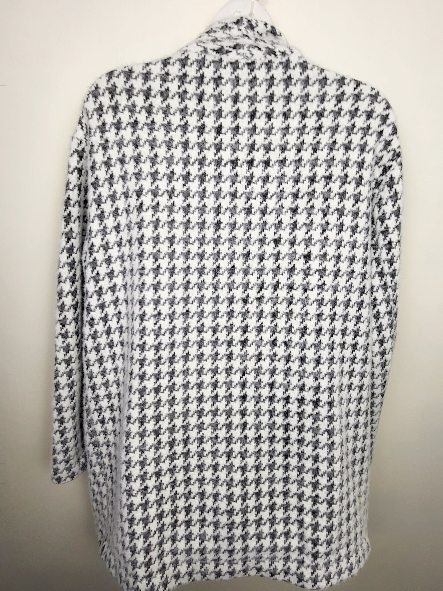 Reitmans soft and fuzzy hounsdtooth pattern jacket / blazer | Size small