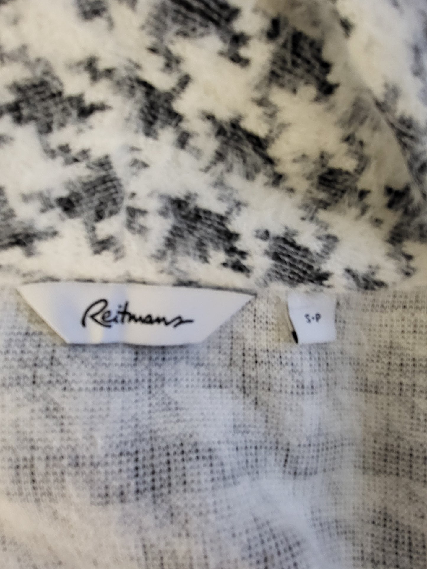 Reitmans soft and fuzzy hounsdtooth pattern jacket / blazer | Size small