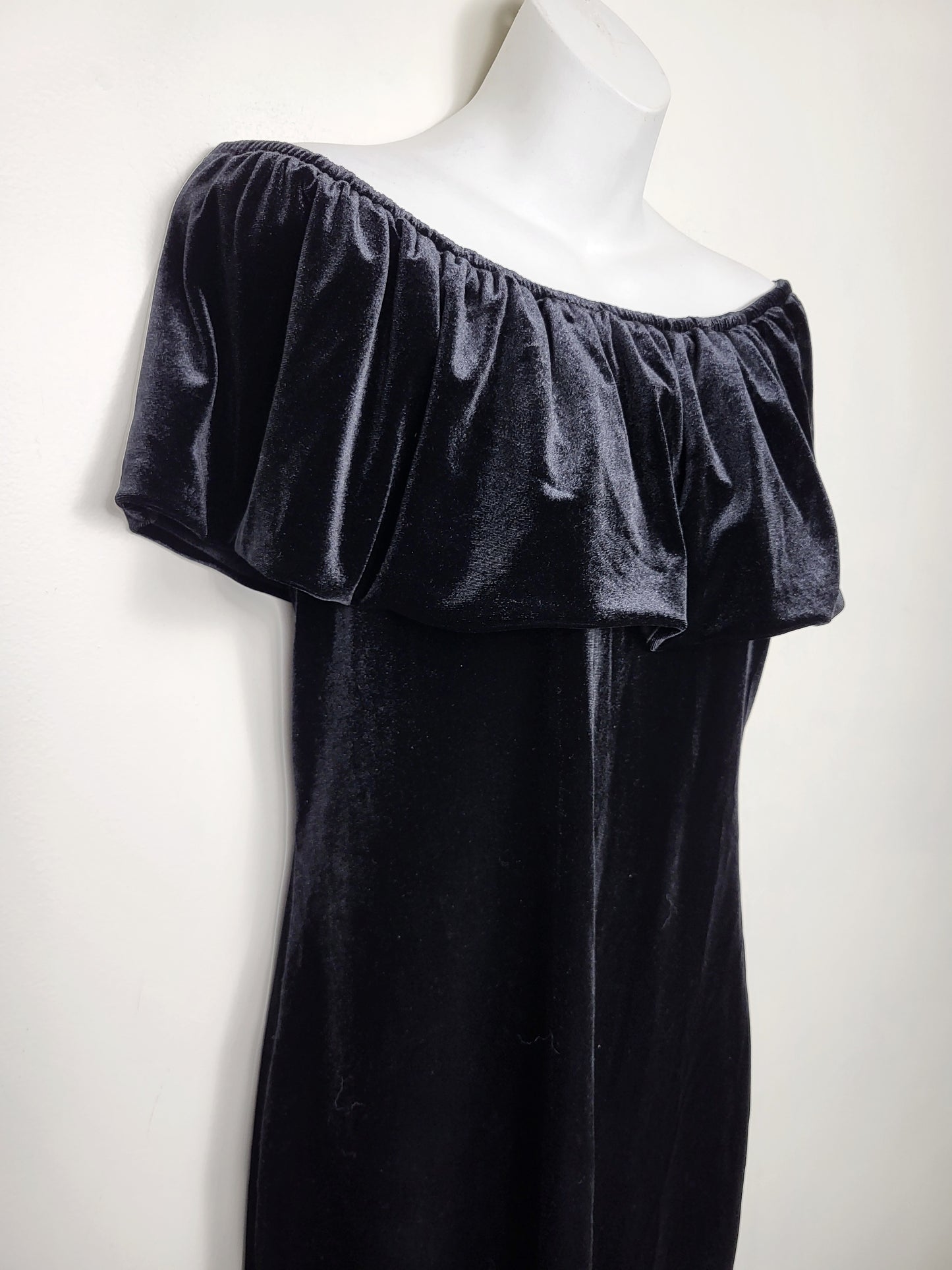 NEW - b. Young black velvet off the shoulder "Lavish" dress | Size MEDIUM