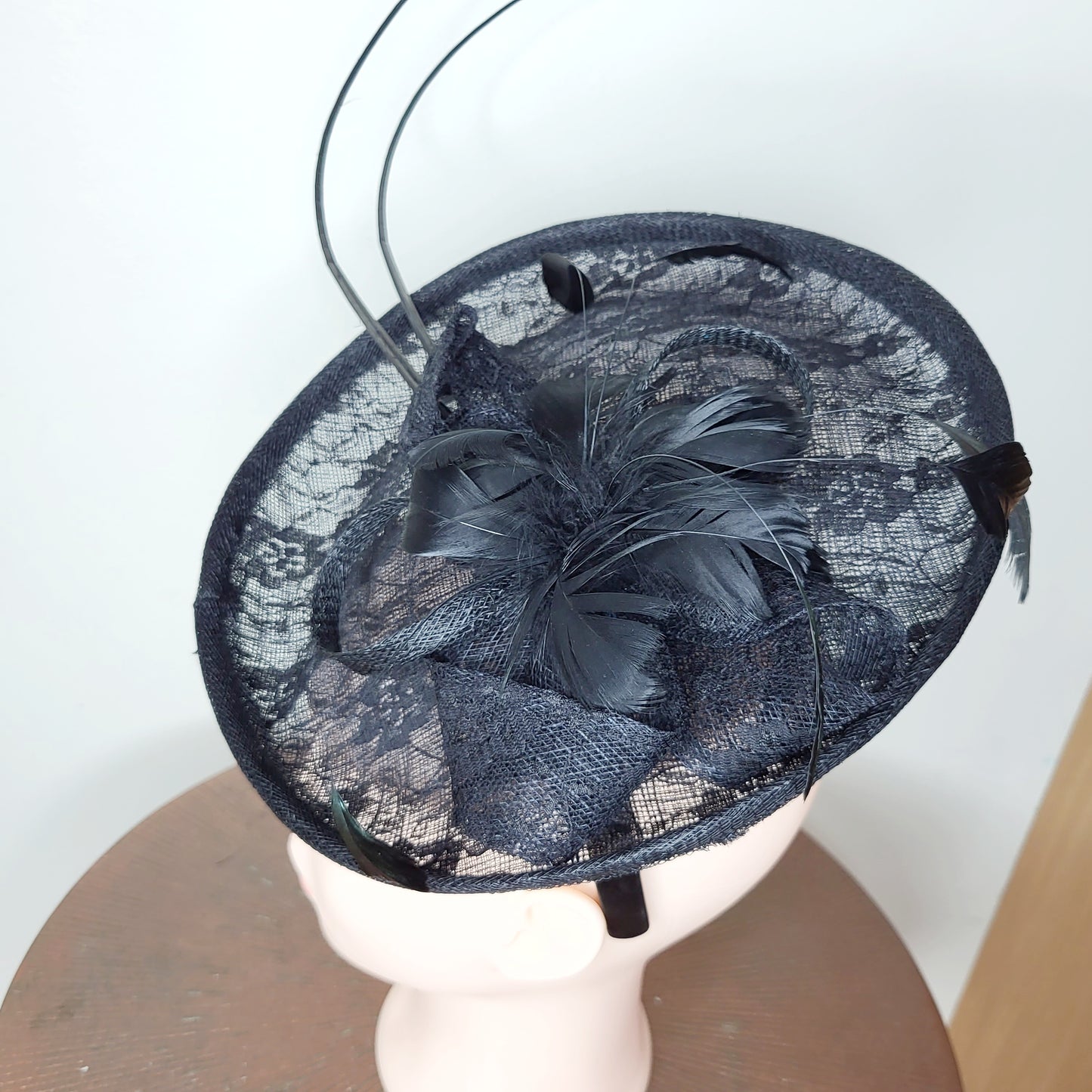 RWDZ1 - Black straw fascinator style hat with feathers (actually on a headband), good condition