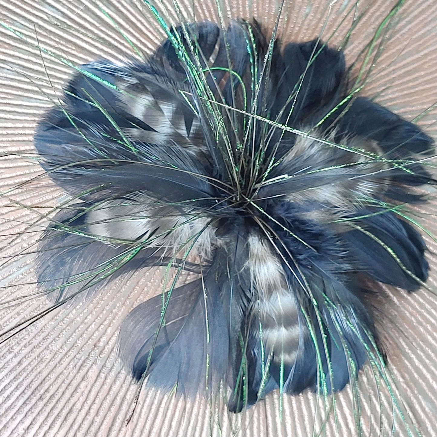 RWDNZ - Feather pin / fascinator, good condition