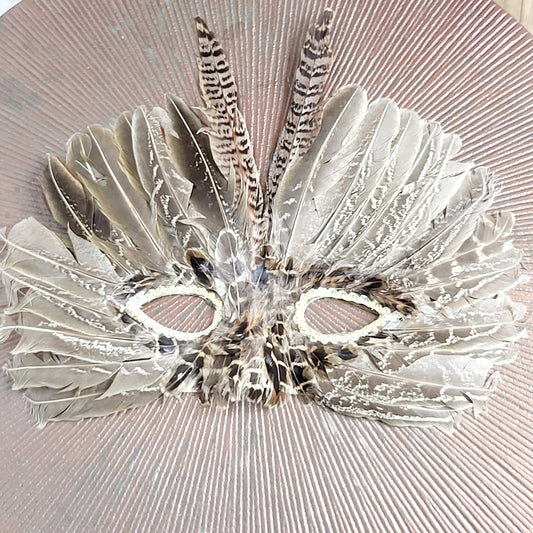 RWNDZ - Feather masquerade mask, good condition bit needs to string so it can stay on