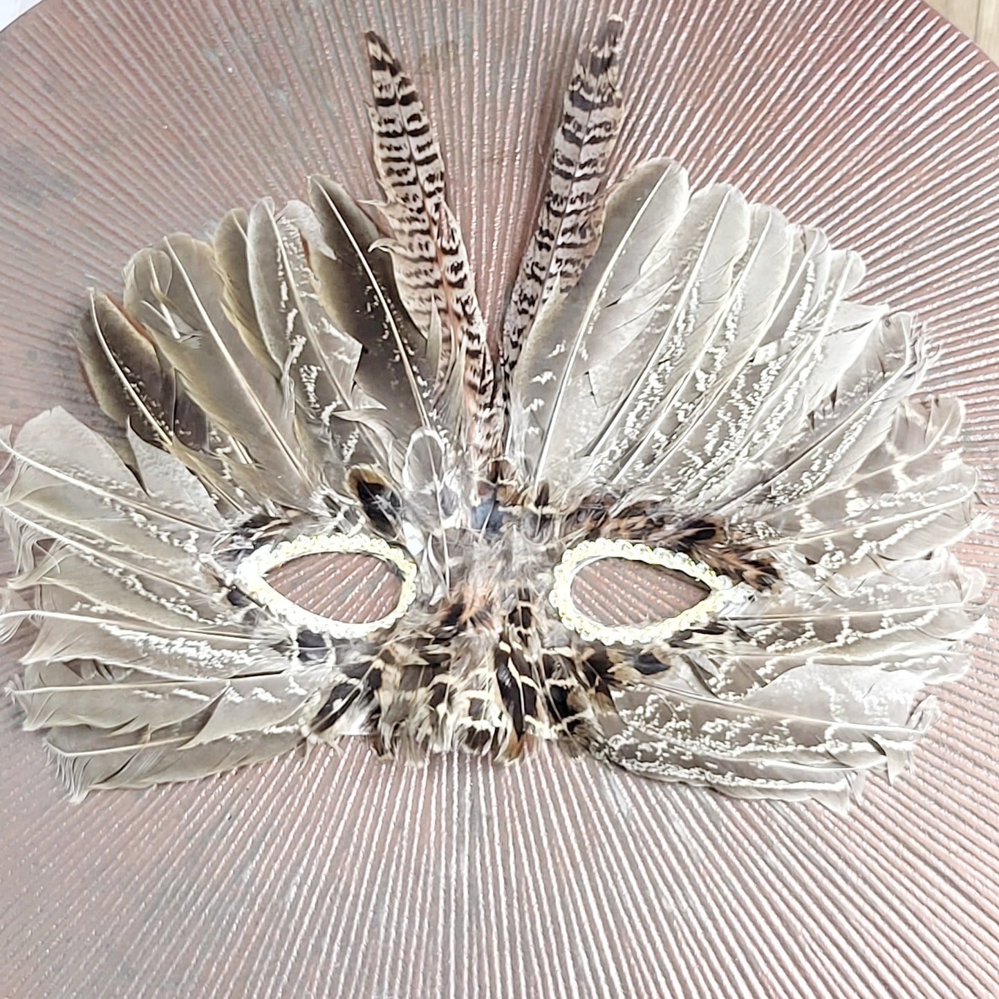 RWNDZ - Feather masquerade mask, good condition bit needs to string so it can stay on