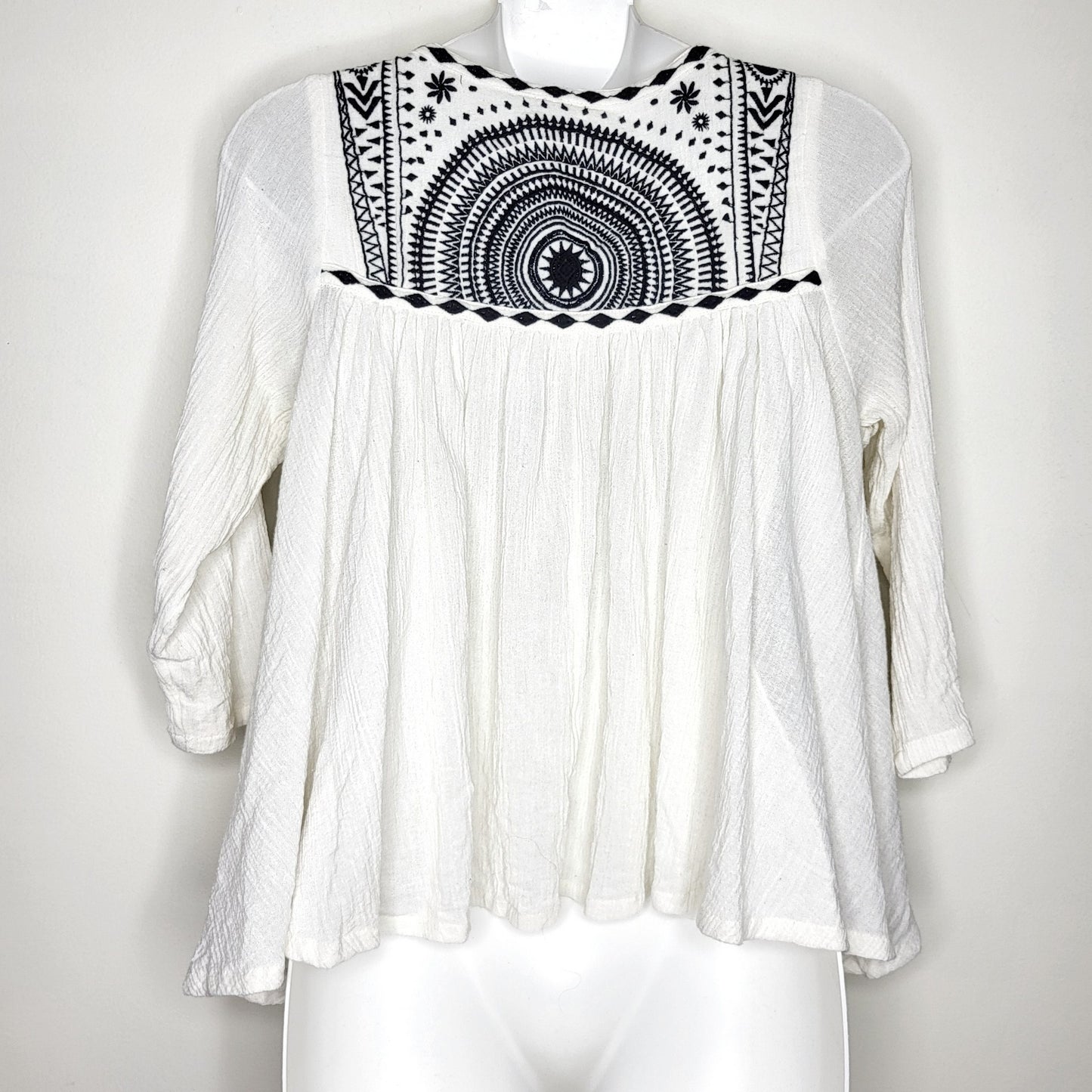 RVI - Ripcurl ivory coloured embroidered top, size XS, good condition